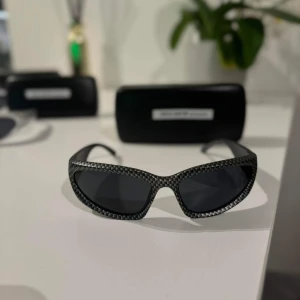 Glasögon - Mycket bra kvalitetsglasögon, unik kollektion, kommer med kartong och trasa för att rengöra damm.