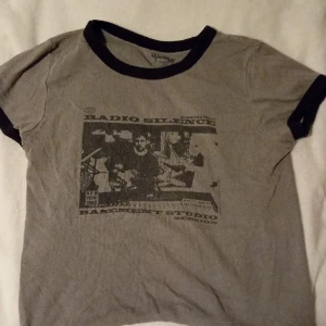 Mörk grå Radio silence från brandy melville - Bra skick, använd ganska ofta, köpt på brandy melville i portugal💗