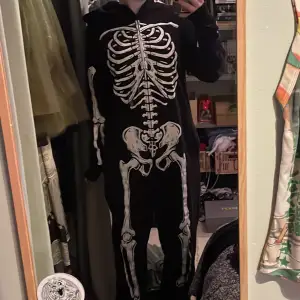 En jätte mysig skelett jumpsuit som är i bra kvalitet. Den kostade från början ca 200kr. 