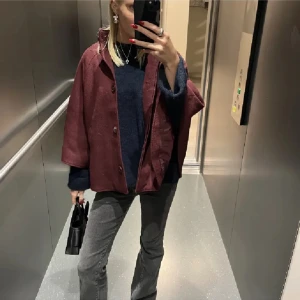 Jätte snygg cape i vinröd - Kommer ej till användning 