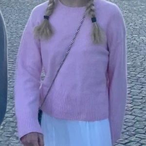 Rosa stickad tröja från & Other stories - Säljer min superfina stickade tröja från & Other Stories i en såå fin rosa färg. Superfint skick!! Strl XS💕