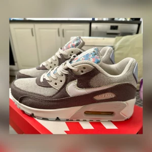 Nike air max 90 storlek 38 - Nya, blev för stora för mig. Endast prövade. Pris kan diskuteras något! 