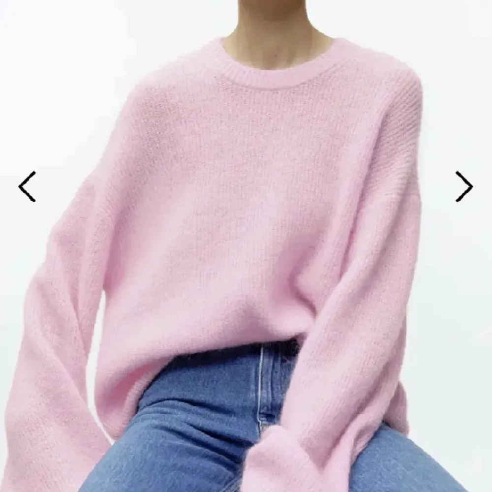 Säljer denna underbara rosa stickade tröjan från Arket! 💕 storleken är S, men den är oversize så passar även en M. Jag brukar ha XS-S. Säljer för den kommer inte till användning 🤍 nypris 990 kr. Stickat.