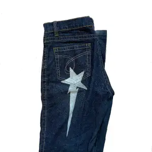 Supercoola jeans som jag har målat på själv. Går att tvätta i 40 grader, dvs vanligt program. Midja 41cm Innerben 82cm Vet inte exakt vad det är för märke!