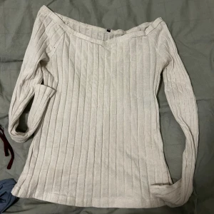 Vit off-shoulder tröja - En vit långärmad tröja som tyvärr inte kommer till användning. Köpt från shein och använt ett fåtal gånger. 