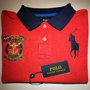 Ralph Lauren Piké  - Riktigt snygg Ralph Lauren piké i riktigt bra skick:(9/10). Den är sparsamt använd och nypris är 895 kr. Snygg nu till vår och sommar. Passar storlek Xs i vuxenstorlek. Köp fler i min profil och få mängdrabatt och fri frakt. Skriv för frågor! //Carl