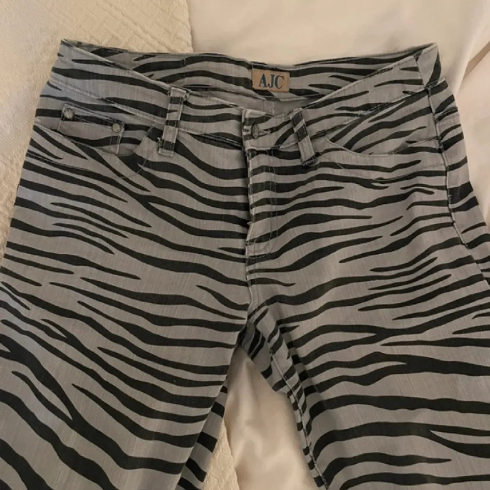 Coola zebra jeans i storlek M. Säljer då de tyvärr inte passar.. Jeans & Byxor.