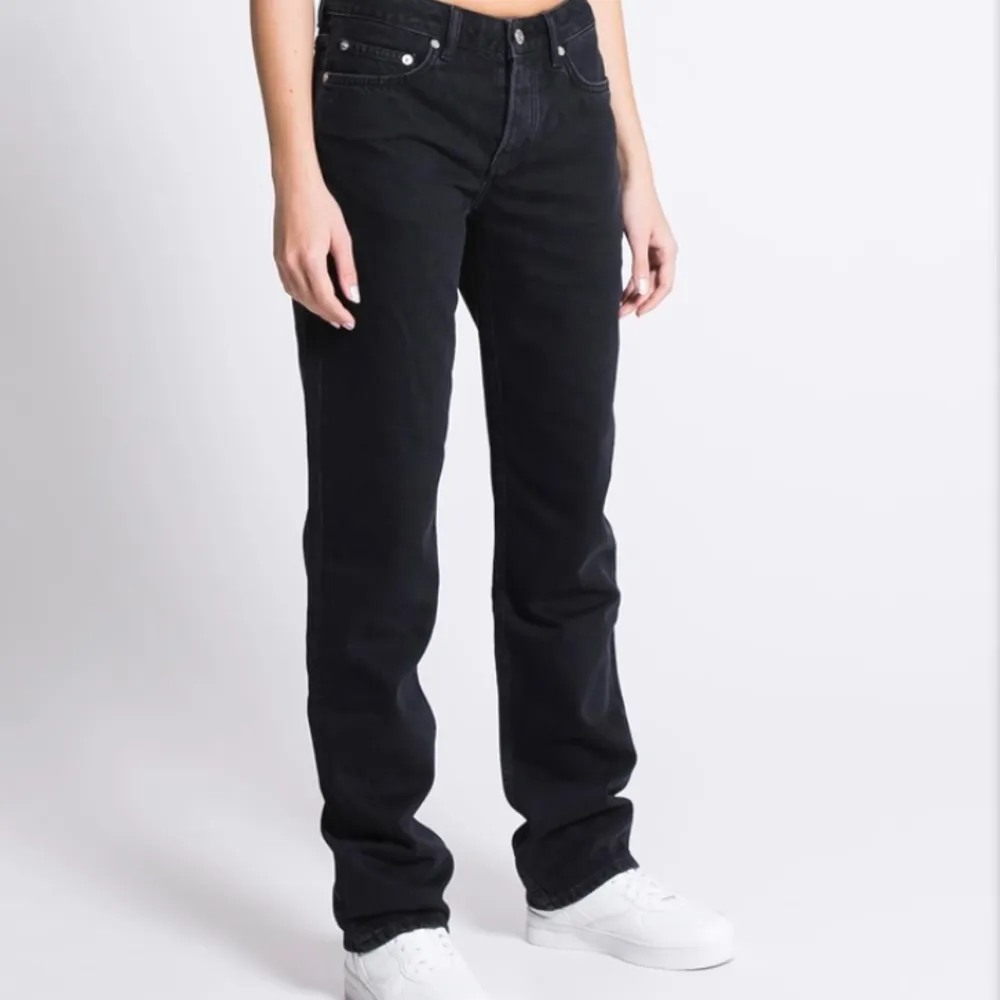 Säljer dessa jeans från lager 157 då de tyvärr inte kommer till användning. Modellen heter Icon med låg midja och raka ben🩷. Jeans & Byxor.