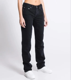 Raka jeans - Säljer dessa jeans från lager 157 då de tyvärr inte kommer till användning. Modellen heter Icon med låg midja och raka ben🩷