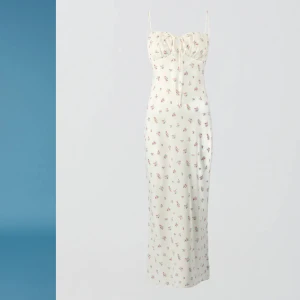 Klänning - Super söt klänning från Gina Tricoti xxs, säljer då den tyvärr är för liten för mig nu (kan därför it skicka bilder med den på eftersom jag inte får på mig den). Slutsåld på Gina, nypris 499kr. Den går ner till fötterna på mig som är 166 cm💞