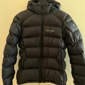 Peak Performance Frost Down Jacket Mycket bra skick, inga defekter.   Nypris 4199kr