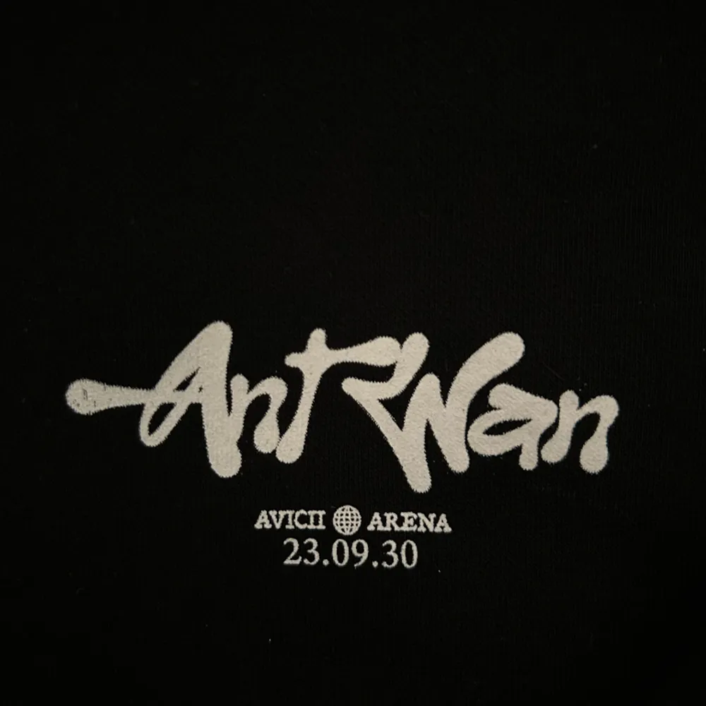Ant wan hoodie som endast har varit i garderoben sens den inköptes på Ant Wans första konsert. Priset kan diskuteras.. Hoodies.