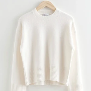 Stickad tröja - Säljer denna stickade tröja från & other stories då jag har många andra jag använder mer. Den är i bra skick. Storlek M men sitter verkligen som en xs/s. Hör av er vid frågor eller tryck gärna på köp nu 💓