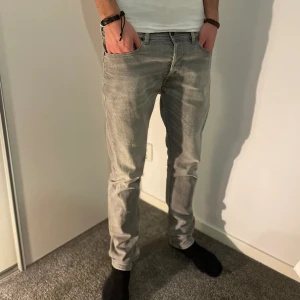 Diesel Slim (Ljusgrå) - Feta slim jeans från Diesel. Go färg till sommarn. 