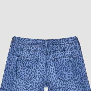 Lågmidjade Leopard Jeans - VARAN KAN KÖPAS DIREKT PÅ VÅR HEMSIDA, ettmarke.se STORLEK: Uppskattad storlek 36. MIDJA RAKT ÖVER: 38 cm. MIDJEHÖJD: 20 cm. TOTALLÄNGD (FRÅN MIDJAN): 97 cm. BENLÄNGD (FRÅN INNELÅRET): 76 cm. LÅRBREDD (PLATT MÅTT): 24 cm.