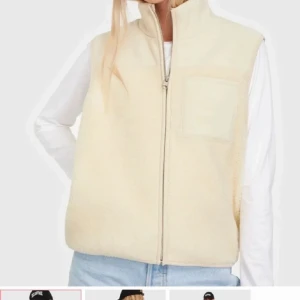 Teddyväst - Beige teddyväst från Vera Moda💓💓den har några små fläckar kan skicka bild i dm