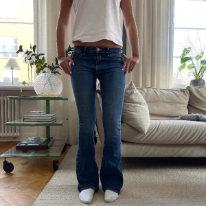 Low waist jeans  - Säljer dessa så snygga lågmidjade jeans💗💗🤗 Midjemått 36 cm   Innerbenslängd 79 cm💗
