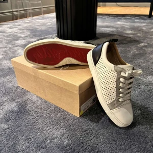 Christian Louboutin skor  - Säljer min brors Louboutin skor då dem tyvärr har blivit för små för han, riktigt bra skick, knappt använda. Storlek 41-42