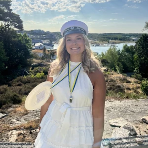 Studentklänning - Säljer nu min jättefina studentklänning🤍🤍🤍 lite högre i halsen och har en fin volangkjol