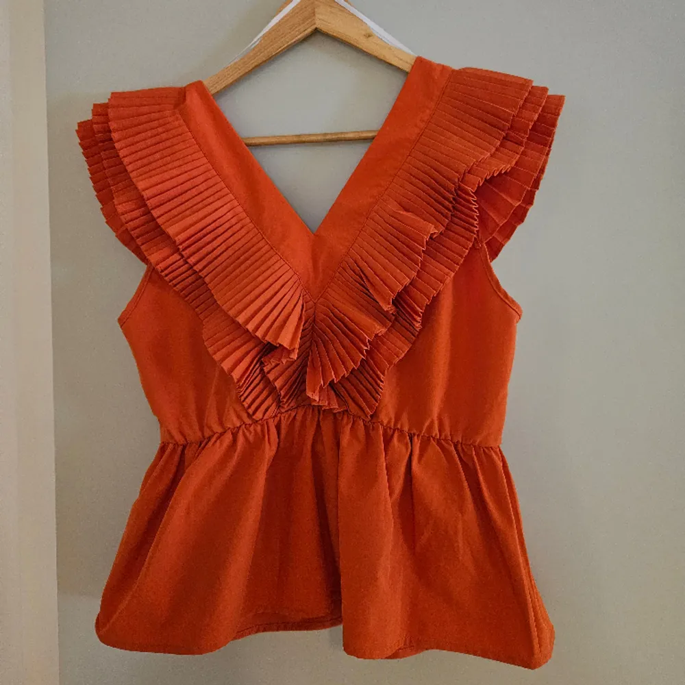 Orange blus från Vero Moda i strl S. Endast använd en gång. Kan skicka fler bilder om så skulle önskas! 💘. Blusar.