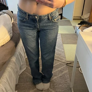 Weekday jeans - Ett par söta jeans från weekday i modellen arrow. Super sköna och sitter perfekt. Köpt här från plick från början. Har ljusa rosa/röda fläckar på sig( se andra och tredje bilden) syns mindre på kamera än verkligheten. Säljes så jag inte använder de