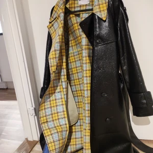 Faux leather jacket asos design - Trött på denna, jättefin kappa till våren!  Insidan är gulrandigt foder, utsidan är skinn-aktigt.   Kostade typ 1200 ny  Säljes för 800  Väldigt fint skick. Den är också vattentät!