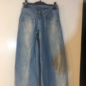 Vida baggy lågmidjade rare vintage Levis jeans  - Levis jeans som är i baggy passform i benen men sitter tight och är riktigt lågmidjade i midjan! För små på mig men midjemåttet är 35 cm rakt över och Innerbenet är 70 cm🙏 passar på nån som bär xs/S och är ca 155-165. SÅ FINA med cool ficka och deta