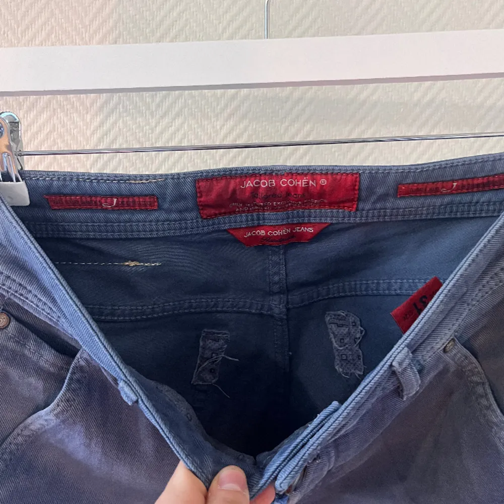 Jacob Cohen TYPE 613,C Storlek 31 använt skick, finns en lite mörkare fläck vid vänster fickan, inget som syns vid användning . Jeans & Byxor.