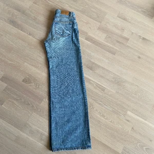 Jeans  - Jeans från Monki storlek 24. Rak modell med hög midja. Fint skick. 