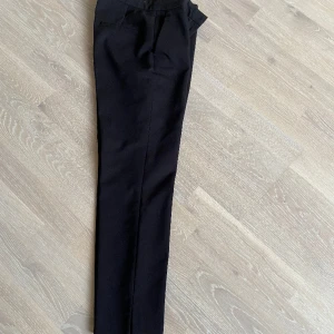 Kostymbyxor  - Svarta kostymbyxor från HM, storlek 34, inget att anmärka på. 