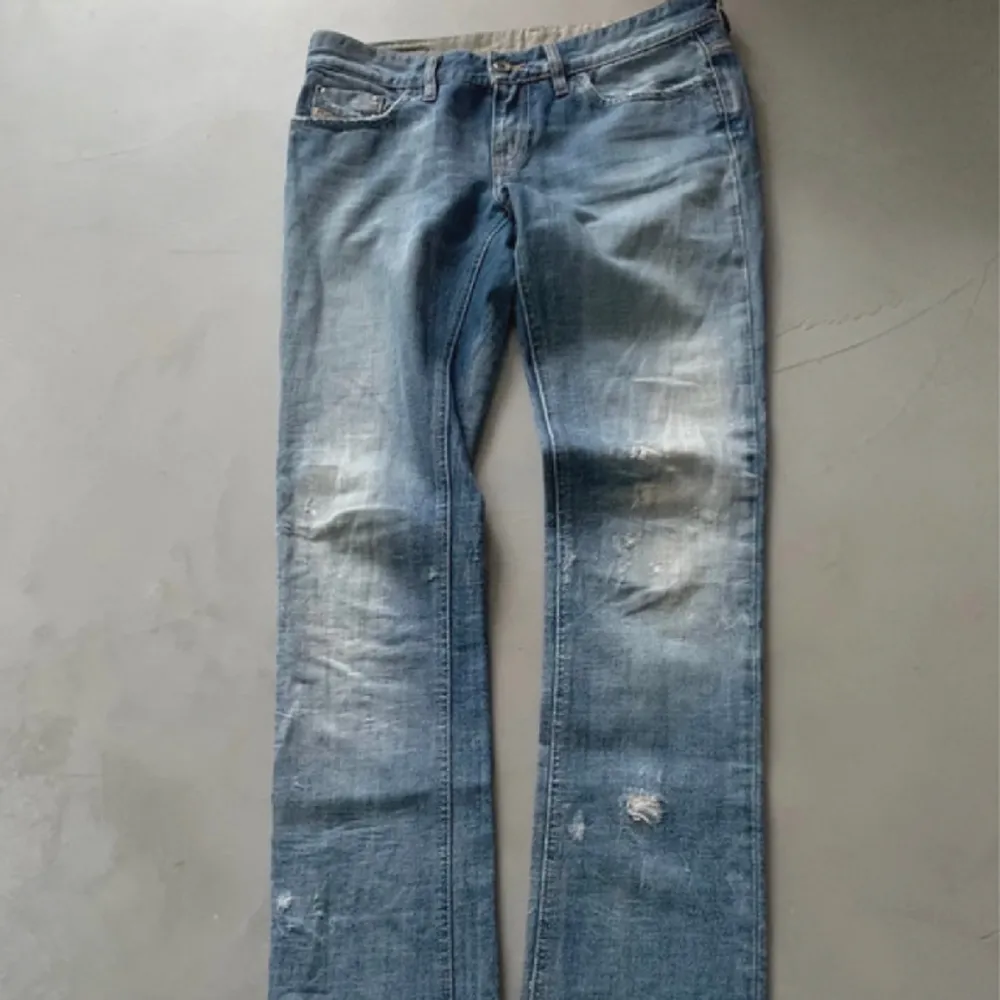 lågmidjade straight jeans med liten bootcut från diesel🙏😇 små i storleken, kom privat för mått . Jeans & Byxor.
