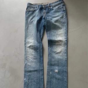 lågmidjade straight jeans med liten bootcut från diesel🙏😇 små i storleken, kom privat för mått 