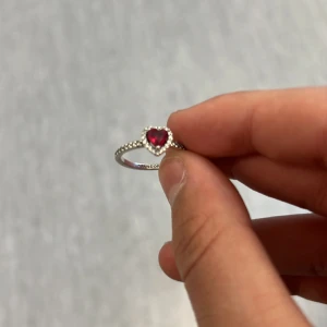 Pandora ring  - Kommer inte ihåg storleken men tror det var 56. Den är helt som ny använd några gånger. Inga repost eller något.