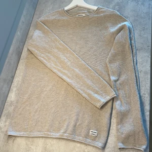 Jack and Jones tröja  - Säljer nu en Jack and Jones tröja som jag köpte för 350kr. Den har en liten fläck på ryggen. Det är small men passar medium med. 