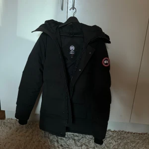 Canada goose  - Modell: Carson parka  Storlek M Jackan är i mycket bra skick, använd 1 vintersäsong. Nypris: 17000