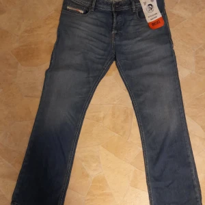Jeans Diesel - Helt nya jeans, Diesel  Bootcut. Stretch.  Stl. W34 L30. Knappgylf.