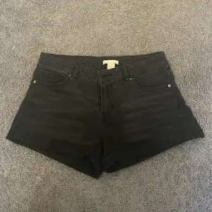 Superfina svarta shorts från HM. För små för mig, så använder inte längre. Knappt använda. 