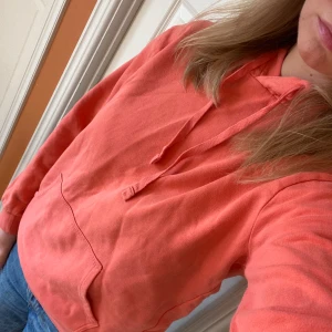 Hoddie - Fin orange/röd hoddie från Cubus i storlek xs, bra skick!💛