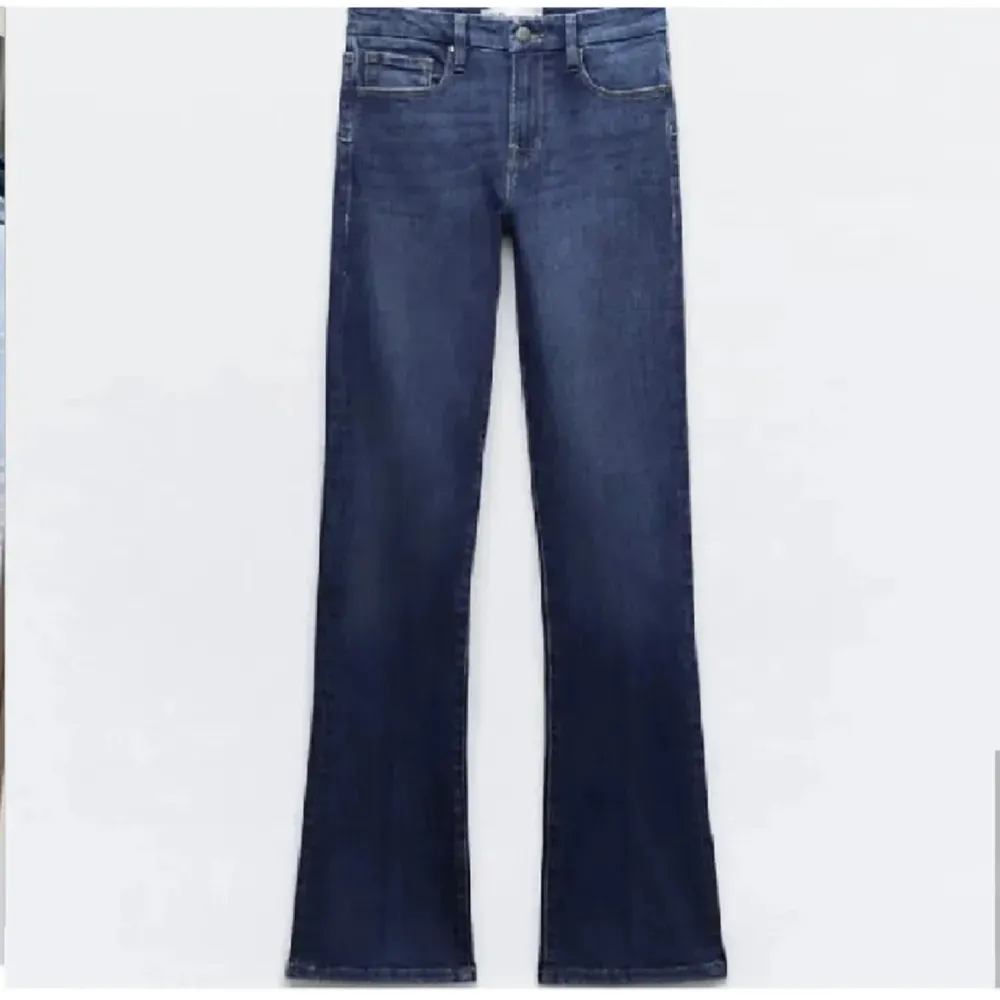 Säljer dessa super snygga Zara jeans som endast är använda 2-3 gånger så är som nya💗Nypris 500kr (lånad bild). Jeans & Byxor.