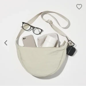 Uniqlo viral shoulder bag - Säljer Uniqlo väskan som har blivit viral på tiktok! Aldrig använd då jag köpte fel färg. Verkligen såå rymlig och smidig! Kan användas som crossbody eller axelremsväska.🫶🏻 säljer för 119:- + frakt💕