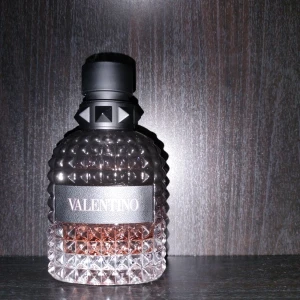 Valentino Coral Fantasy - En riktigt god och fräsch doft inför våren och sommaren, lukter kraftigt rött och sött äpple. Är 45ml kvar av 50ml. Hör gärna av er vid fler frågor, tack!