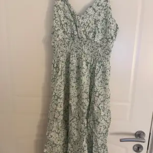 Säljer denna sommar klänning som köptes i Kroatien. Det står att det är storlek XL men det passar mig som har storlek S❤️