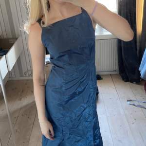 Superfin blå klänning i siden, egensydd i storlek ca 34/xs