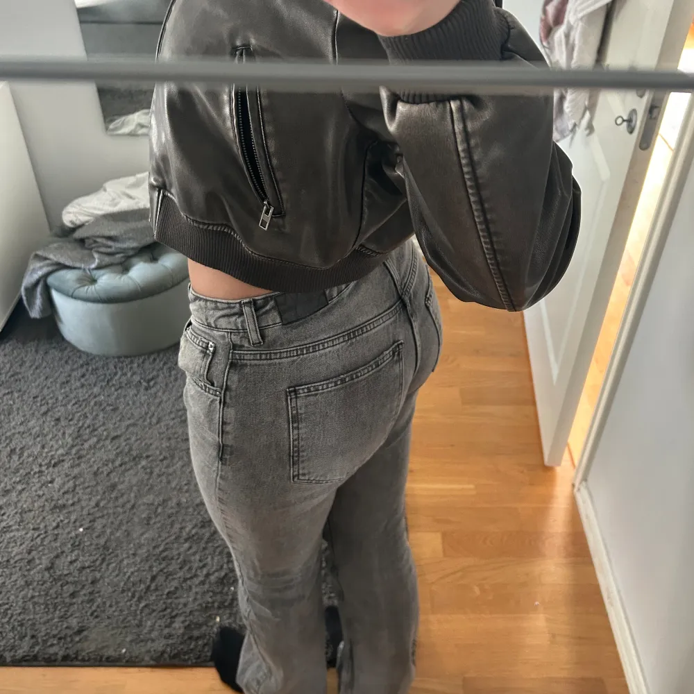 Gråa jeans från Gina i storlek 42 ( små i storleken) långa i benen, sparsamt använda . Jeans & Byxor.