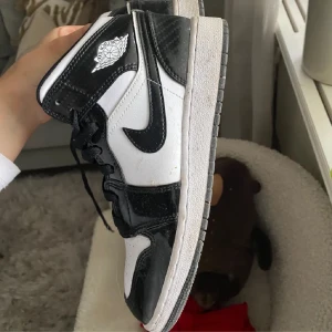 Jordan 1 Carbon fiber mid - Säljer mina snygg jordans 1 då jag köpt nya och dessa kommer inte till användning längre🫧 Köpta här på Plick, fint skick, pris kan diskuteras då jag vill bli av med dom🫶🏼🤩(lånade bilder!!, skriv för mina egna!) Boxen får man med!!