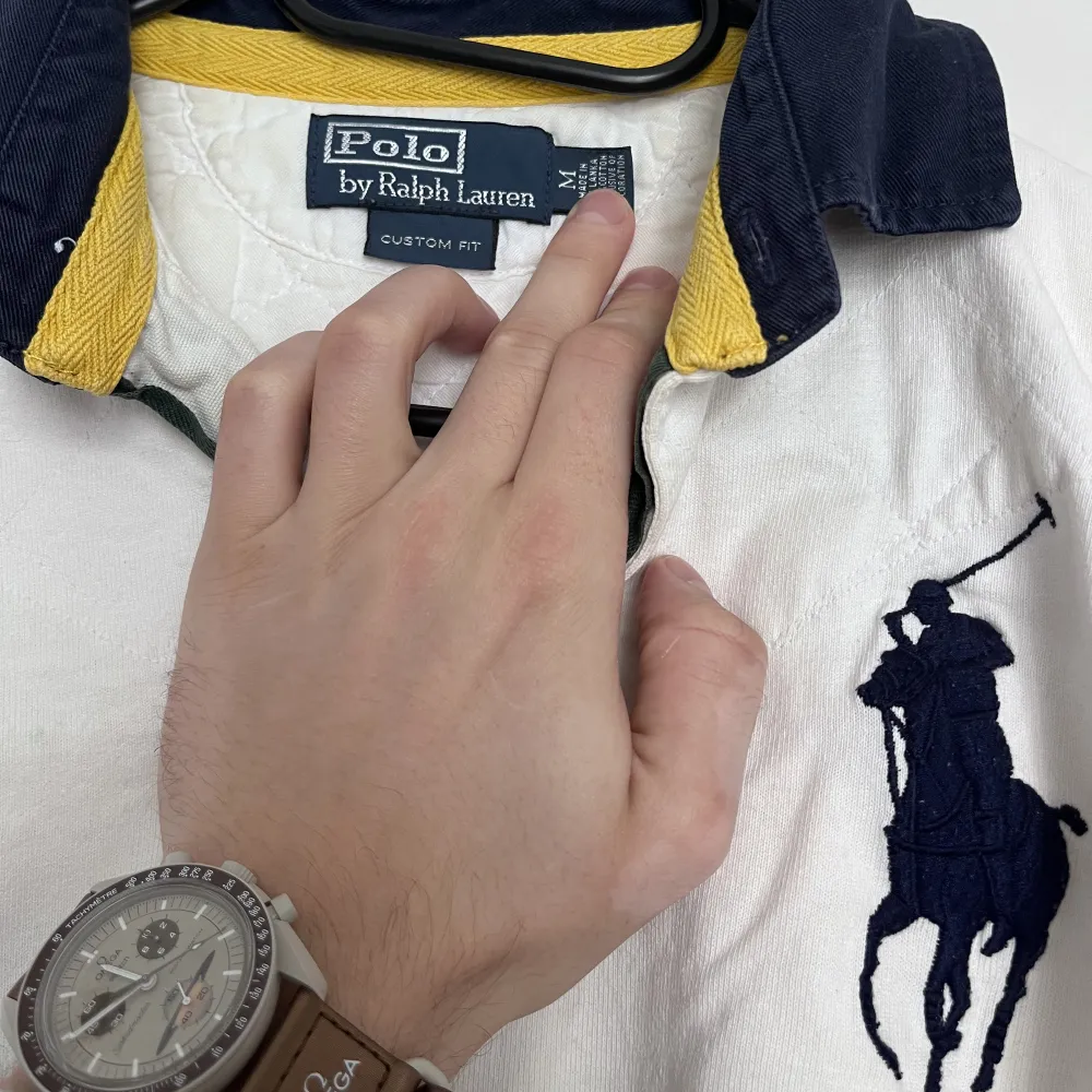 Exklusiv, unik rugbytröja från Ralph Lauren i storlek Medium. Smakfull design med fina detaljer. Använd, men i mycket gott skick. Vid frågor, tveka inte att skicka meddelande 🙏. Tröjor & Koftor.