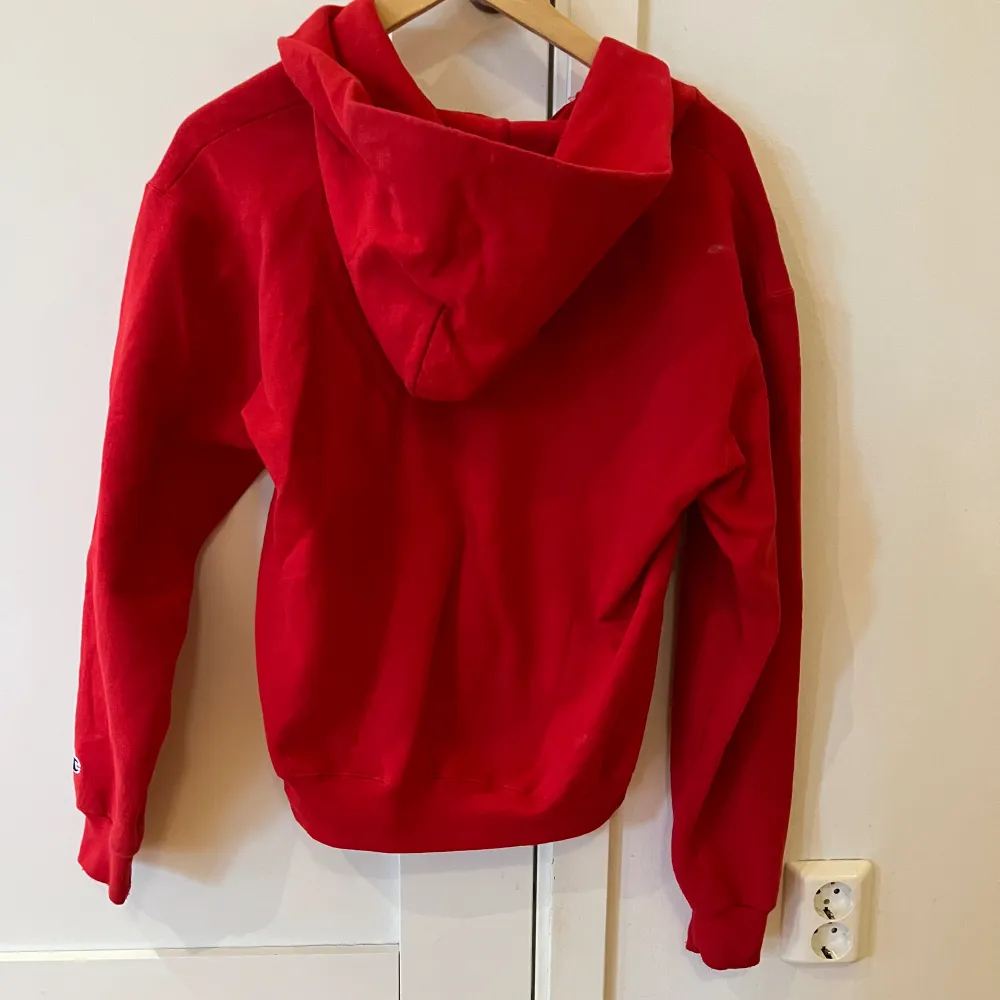 En röd Champion hoodie i storlek small, S. Kvaliten är bra.. Hoodies.