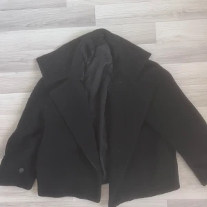 Arket kappa - super fin nyskick men har för många jackor!😥ligger runt 2300 ny men säljer för 1300kr❤️