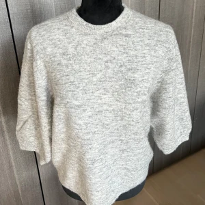 Ljusgrå stickad tröja - Stylein - Säljer nu denna fina ljusgråa tröjan i strl XS från stylein. Använd fåtalet gånge! Skriv för mer bilder❤️❤️ (Nypris: 1799kr)