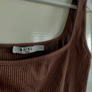 Ribbat linne - Kort mörkbrunt ribbat linne från NA-KD 🤎 Aldrig använt så är helt nytt!